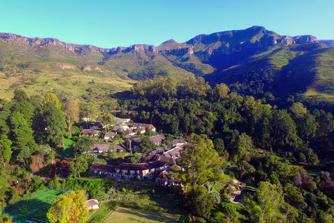 Ein Ort von faszinierender Schönheit, umgeben von majestätischen Bergen, üppigen Wäldern und klaren Bergbächen.