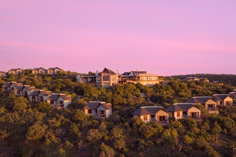 Blick auf den Sonnenuntergang auf die Lodge