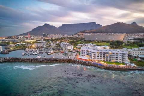 Außenansicht des Hotels vom Meer aus