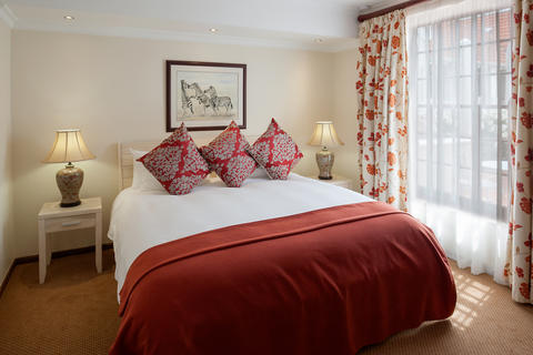 Die Doppel-/Zweibettzimmer verfügen alle über ein eigenes Bad mit Blick auf den vorderen Garten.