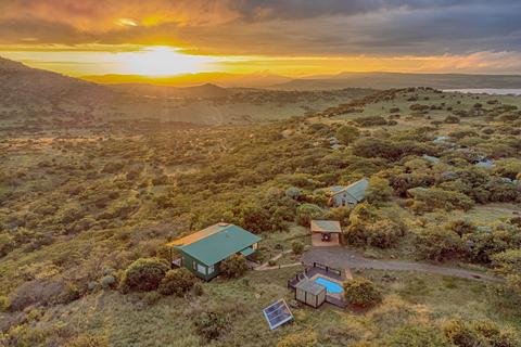 Das Burchells Cottage mit eigenem Pool blickt nach Nordosten in Richtung Spioenkop und dem Wildreservat.