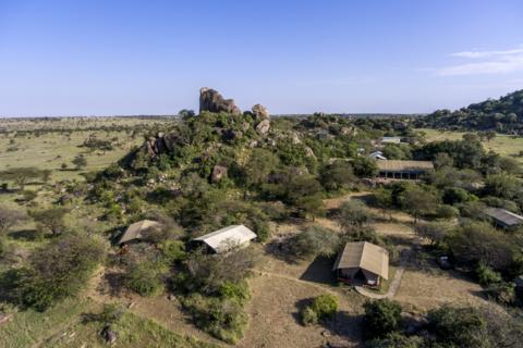 Das Mbuzi Mawe Serena Camp liegt im Herzen der Serengeti und bietet seinen Gästen das ultimative afrikanische Safari-Erlebnis mit herrlichem Blick auf die umliegende Landschaft und einem traditionellen Zeltcamp-Design, das sich nahtlos in die natürliche Umgebung einfügt.