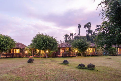 Blick auf die Standard-Cottages bei Sonnenaufgang mit großem Garten
