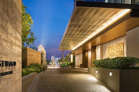 Das Hotel verfügt über 175 Zimmer und Suiten, fünf Restaurants und Lounges, darunter SORA, eine Sky-Bar auf einer freitragenden Terrasse. Das Sense, A Rosewood Spa verfügt über sechs Behandlungsräume, ein 24-Stunden-Fitnesscenter und einen Innenpool.