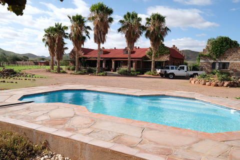 Der Pool hat eine tolle Aussicht auf die Umgebung.