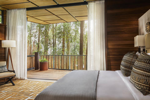 Erleben Sie eine ungestörte Verbindung mit dem weitläufigen Wald dahinter und entspannen Sie sich in Ihrem luxuriösen Kingsize-Schlafzimmer, das vom beruhigenden Knistern des lokalen Holzes im Kamin verfolgt wird. Beobachten Sie, wie das vom Boden bis zur Decke reichende Glas verschwindet und lassen Sie die Düfte und Geräusche der Natur einfließen. Folgen Sie ihnen auf Ihre abgelegene Aussichtsplattform im Freien, genießen Sie eine belebende Dusche im Freien oder verbringen Sie wertvolle Zeit damit, sich in Ihrem freistehenden Bad mit ungestörtem Privatblick zu entspannen.