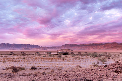 Wir laden Sie ein, die Schönheit und Ruhe der Hoodia Desert Lodge zu erleben, umgeben von majestätischen Bergen am Ufer des Tsauchab River. Nur eine 20-minütige Fahrt bringt Sie zum Sesriem-Tor, dem Eingang zu den weltberühmten roten Sanddünen des Sossusvlei.