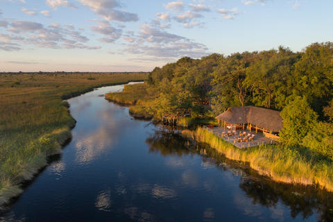 Ein Luftbild von Camp Xakanaxa mit Blick auf den Khwai Fluss im Moremi Game Reserve