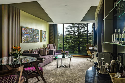 Wir huldigen den großen afrikanischen Zivilisationen, indem wir in unseren Executive Signature Suiten eine Reihe von Stämmen vorstellen, die in der Geschichte für ihre Entwicklung und künstlerische Innovation bewundert wurden. Neben der herrlichen Aussicht auf die Stadt unter Ihnen unterstreicht das natürliche Licht, das in die Suiten fällt, perfekte Kontraste der Erdtöne, wodurch eine warme, entspannende Atmosphäre entsteht und die vielseitige Kunstsammlung in den Suiten bereichert wird. Zeitgemäße Hilfsmittel, die zum Gesamtbild beitragen, sorgen für ein unvergessliches Erlebnis.