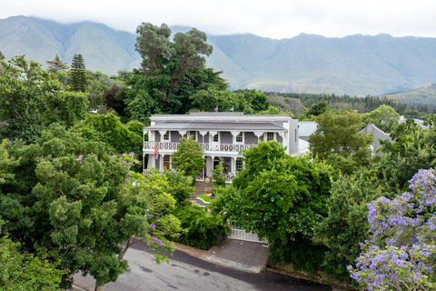 Das Schoone Oordt Country House ist ein bezauberndes Landhotel in Swellendam, Südafrika, wahrscheinlich die beste Unterkunft in Swellendam. Es bietet 11 luxuriöse Zimmer inmitten üppiger Gärten, ein intimes Wintergarten-Restaurant, einen glitzernden Salzwasserpool und eine Leidenschaft für Menschen, Familie, Essen, Wein und die Umwelt. Der Schwerpunkt liegt hier auf unprätentiösem, unberührtem Luxus, Eleganz, Qualität und obsessiver Liebe zum Detail.