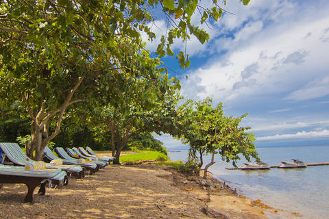 Strandbetten in Mbali Mbali Gombe am Ufer des Tanganyika-Sees