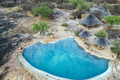 Der wunderschöne Infinity-Pool, der in den Granitfelsen gehauen ist, bietet Ihnen die Möglichkeit, sich in seinem kühlen Wasser oder auf den bequemen Sonnenliegen zu entspannen und zu erfrischen, mit atemberaubendem Blick über die Matobo Hills und das darunter liegende Wasserloch. Es befindet sich neben der Sunset Lounge, in der sich das Safari-Spa befindet, in dem sich die Gäste mit einer Reihe von Behandlungen verwöhnen lassen können, von Ganzkörpermassagen bis hin zu Gesichtsbehandlungen, Pediküre und Maniküre.