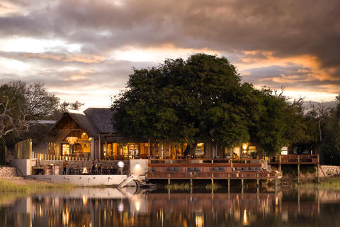 Hauptlodge mit einer Terrasse mit weitem Blick auf den Damm