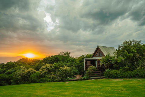 Fassade der Lodge mit Meerblick
