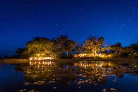 Magisches Pelo Camp bei Nacht.