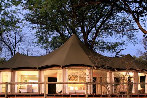 Zelte Luxus-Suite in der Abenddämmerung