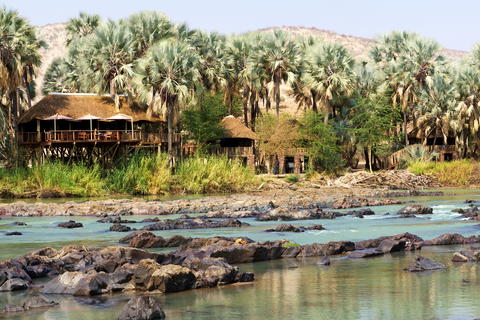 Blick auf die Epupa Falls Lodge von der anderen Seite des Flusses