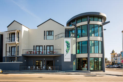 Café Anton, Bismarckplatz, Hohenzollernhaus, das alte Amtsgericht, die Eckkneipen mit dem Bier der reinen Brauart, die Bars von gestern und heute – in Swakopmund verschmelzen das alte und das neue Namibia zu einem einzigartigen Rührkuchen der Geschichte. Alles vom stylischen Designhotel The Delight Swakopmund zu Fuß erreichbar. Bis runter zur alten Jetty, der Landungsbrücke von damals und heutigem Wahrzeichen der Stadt.