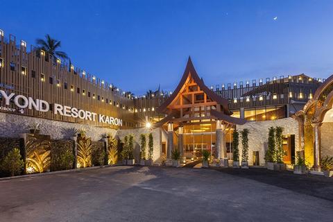 Genießen Sie die ruhige Eleganz der Lobby im Beyond Resort Karon und lassen Sie es den Ton für Ihren Aufenthalt setzen.