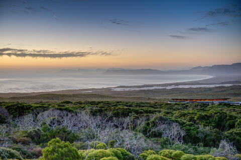 Genießen Sie einen atemberaubenden Blick über die Walker Bay bis zum fernen Kap der Guten Hoffnung