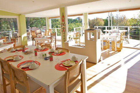 Das Deck befindet sich auf dem 6000 m2 großen Garten. Tische sind draußen, wenn das Wetter toll ist! Leicht zu erkennen, die Loeries. Viel im Garten.