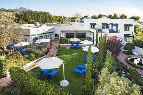 Der schöne Outdoor-Gemeinschafts- und Gartenbereich mit atemberaubenden blauen Liegestühlen und Sonnenschirmen.