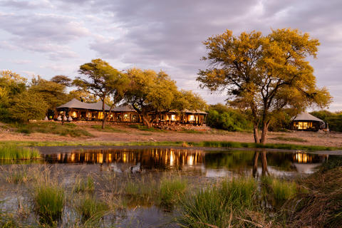 Onguma Tented Camp mit Blick auf das Wasserloch