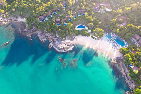 Garrya Tongsai Bay Samui, ein abgeschiedenes Paradies für Schiffbrüchige, liegt versteckt zwischen 28 Hektar atemberaubender natürlicher Schönheit, umgeben von einer privaten Bucht mit exklusiver Strandpromenade. Dieses 5-Sterne-Wellnessresort inmitten der Schönheit von Koh Samui bietet ein exklusives Refugium in der Privatsphäre Ihrer Suite. Baden Sie mit Blick auf das Meer von Ihrem eigenen Pool aus. Insgesamt drei Restaurants, ein Spa und zwei Hotelpools.