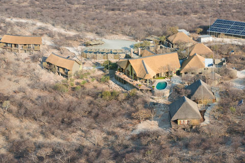 Safarihoek Lodge auf der Seite eines Ausbruchs mit Blick auf den Etosha Nationalpark Ebenen gebaut
