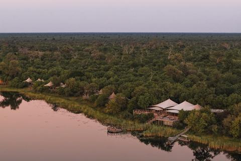 Das luxuriöse DumaTau liegt im Linyanti Wildlife Reserve zwischen zwei belebten Elefantenkorridoren und verfügt über ein 45 km langes Flussufer auf der anderen Seite der Konzession.