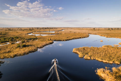 Machen Sie eine Bootsfahrt, um die Schönheit der Auen, tiefen Wasserwege sowie Fluss- und Inselwälder zu erkunden.