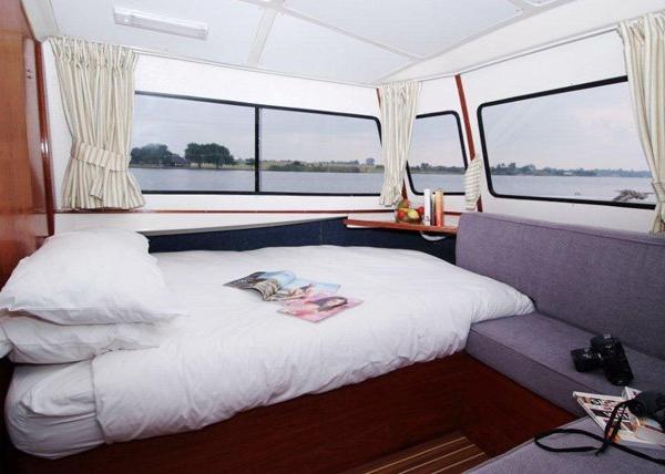Leisureliner Houseboat