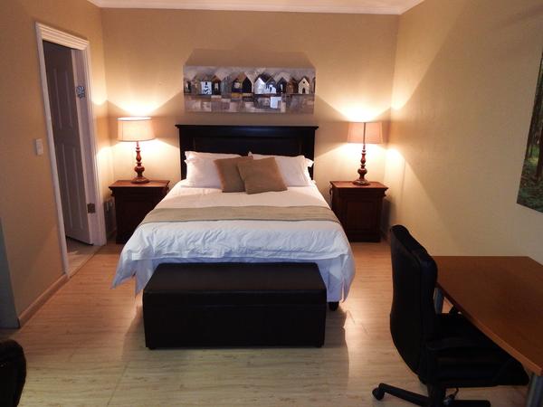 6 Self catering room with queen size bed