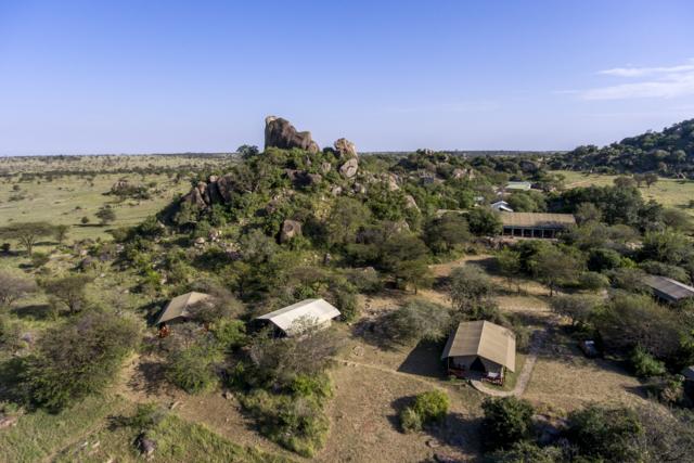 Das Mbuzi Mawe Serena Camp liegt im Herzen der Serengeti und bietet seinen Gästen das ultimative afrikanische Safari-Erlebnis mit herrlichem Blick auf die umliegende Landschaft und einem traditionellen Zeltcamp-Design, das sich nahtlos in die natürliche Umgebung einfügt.