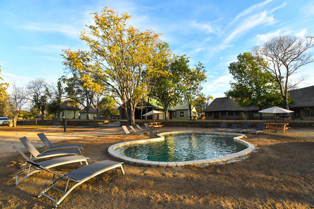 Neu gebauter Pool, ideal zum Entspannen an einem heißen Tag im Busch