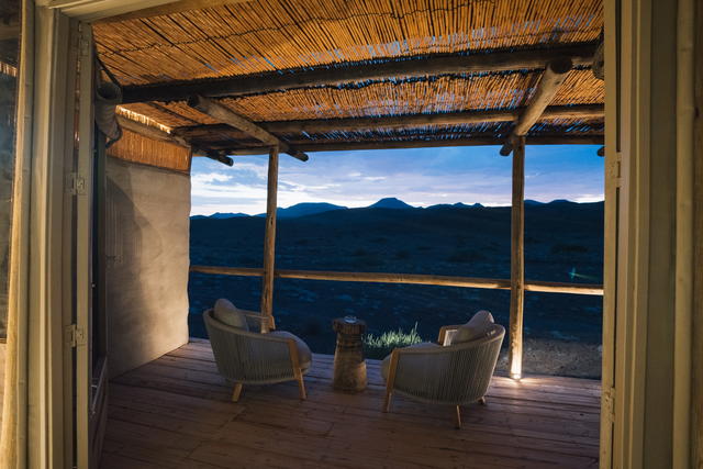 Beobachten Sie den Sonnenuntergang von der Terrasse Ihres Gästezimmers aus, während sich die alten Berge von Rost zu Purpur verfärben
