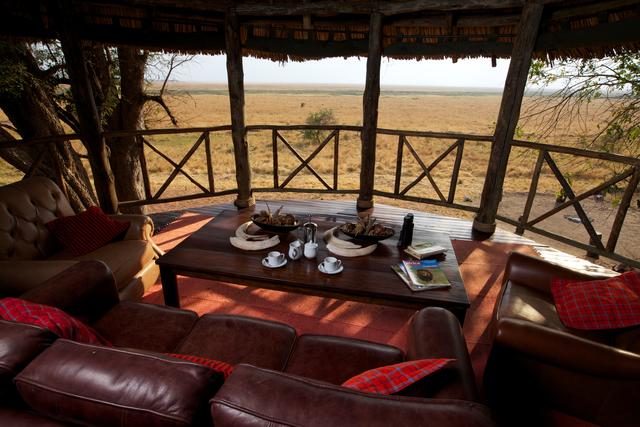 Entspannen Sie sich nach einem langen Tag in der Katavi Wildlife Camp Lounge mit Blick auf die Katisunga-Ebene