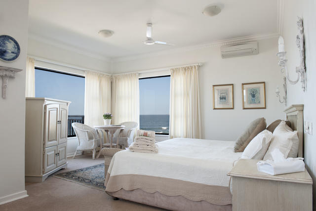 Full luxury with 180 sea views, full bath room en suite & front deck