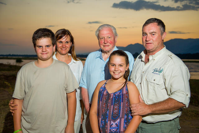 Nick & Desiree Murray, mit ihren Kindern, Jed und Tait, mit Sir David Attenborough