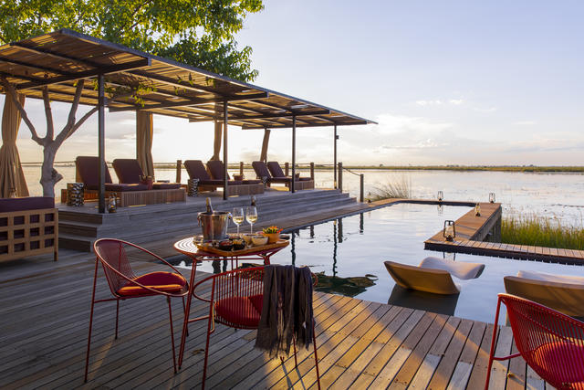 Das Osprey Retreat bietet eine Safari-Boutique, Snack- und Getränketheke sowie eine einladende „coole Terrasse“ mit Liegestühlen im Pool