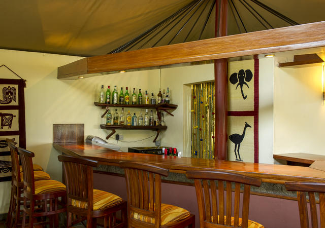 Diese stilvolle Bar befindet sich im zentralen Loungebereich des Camps und ist ein willkommener Ort für einen Cocktail mit Freunden nach einem erfolgreichen Safari-Tag.