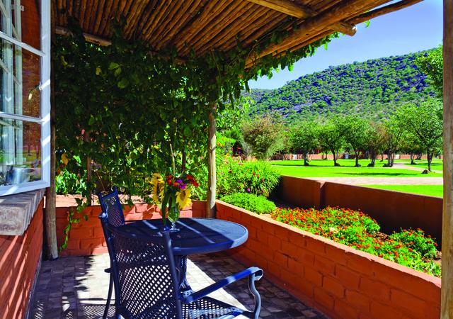 Jedes Zimmer hat eine eigene Terrasse mit Sitzgelegenheiten