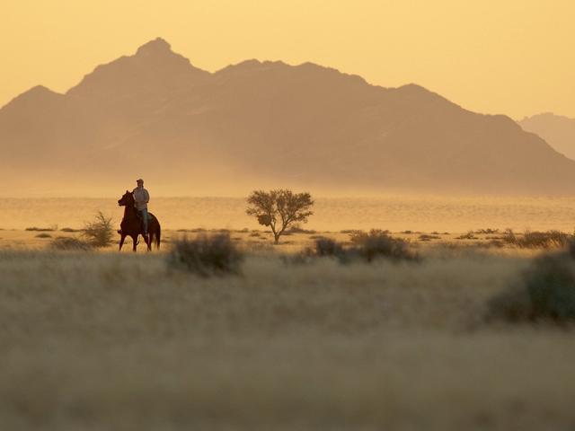 MEHRTÄGIGE PFERDESAFARIS IN DIE NAMIB-WÜSTE