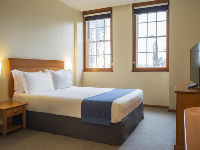 Queen bed, standard room