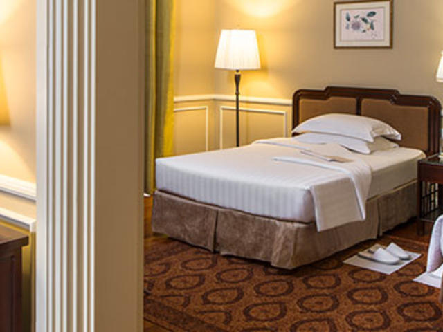 Colonial Suites