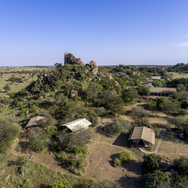 Das Mbuzi Mawe Serena Camp liegt im Herzen der Serengeti und bietet seinen Gästen das ultimative afrikanische Safari-Erlebnis mit herrlichem Blick auf die umliegende Landschaft und einem traditionellen Zeltcamp-Design, das sich nahtlos in die natürliche Umgebung einfügt.