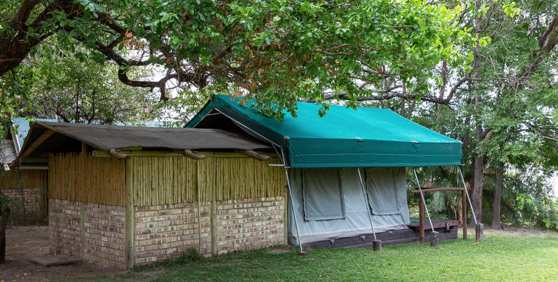 .Ndhovu Safari Lodge - Safari Tent - outside