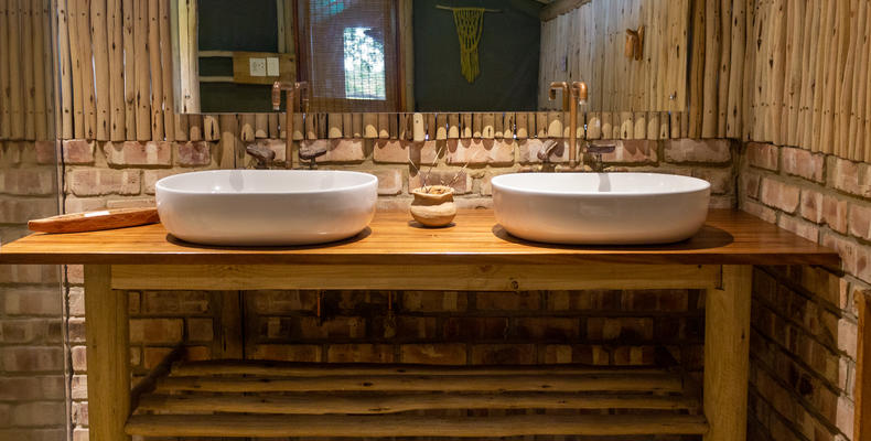 .Ndhovu Safari Lodge - Safari Tent bathroom