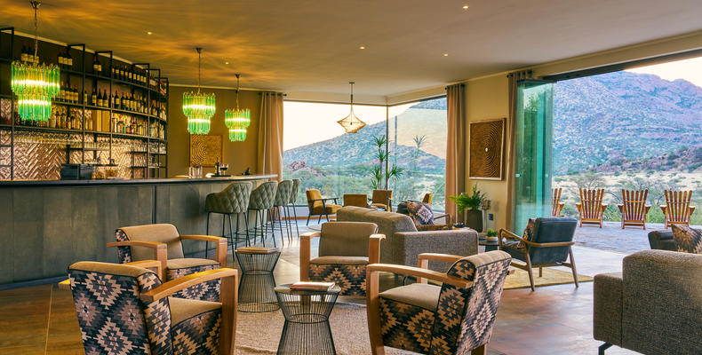 Lounge-and-Bar-at-Main-Area-Hohenstein-Lodge