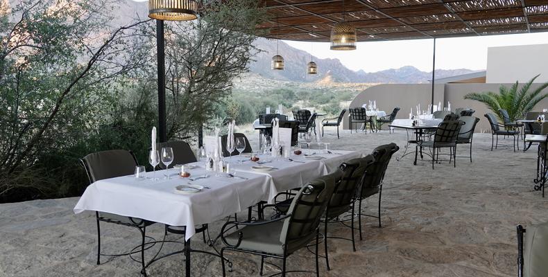 Outside-Dining-Setup-Hohenstein-Lodge